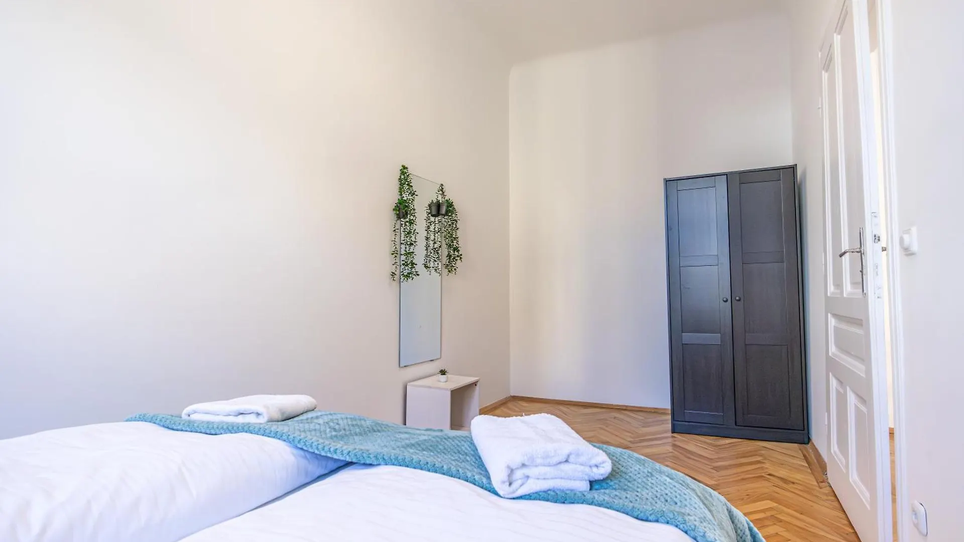 Апартаменты City Chic: Spacious 2 Bedroom Hideaway With Local Flair Вена