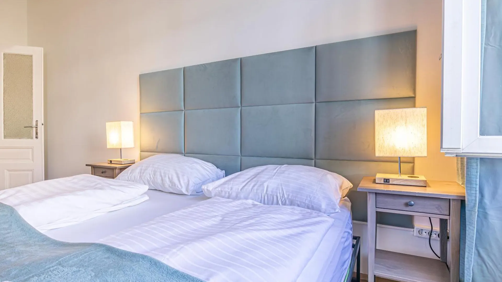 Апартаменты City Chic: Spacious 2 Bedroom Hideaway With Local Flair Вена