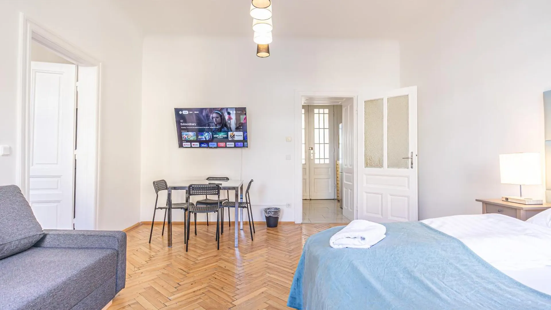 City Chic: Spacious 2 Bedroom Hideaway With Local Flair Вена Австрия