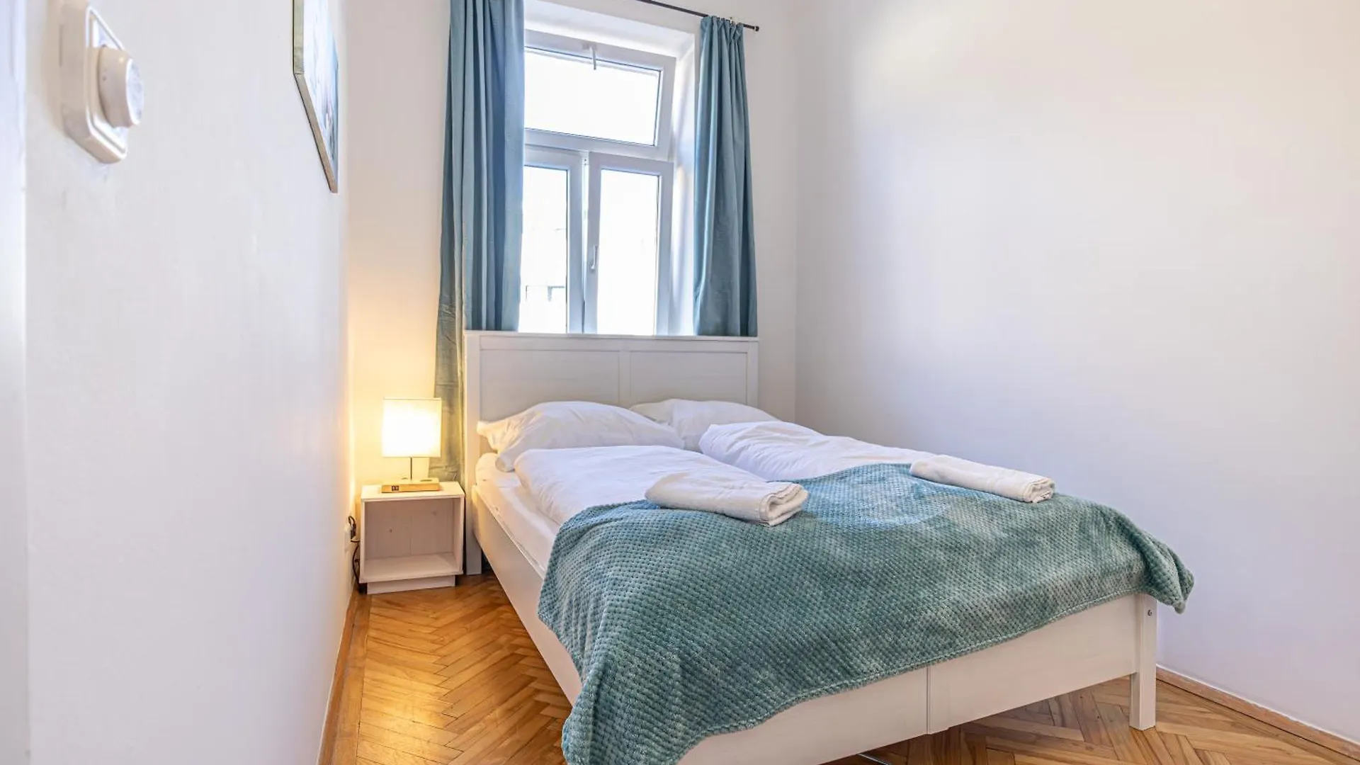 City Chic: Spacious 2 Bedroom Hideaway With Local Flair Вена Австрия