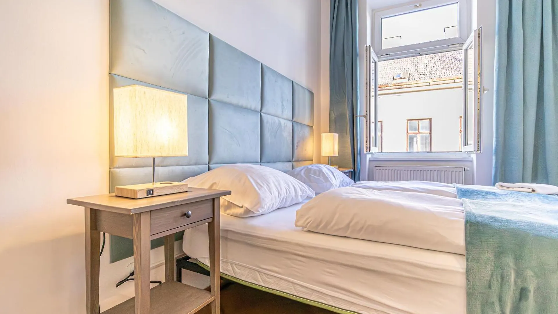 City Chic: Spacious 2 Bedroom Hideaway With Local Flair Вена