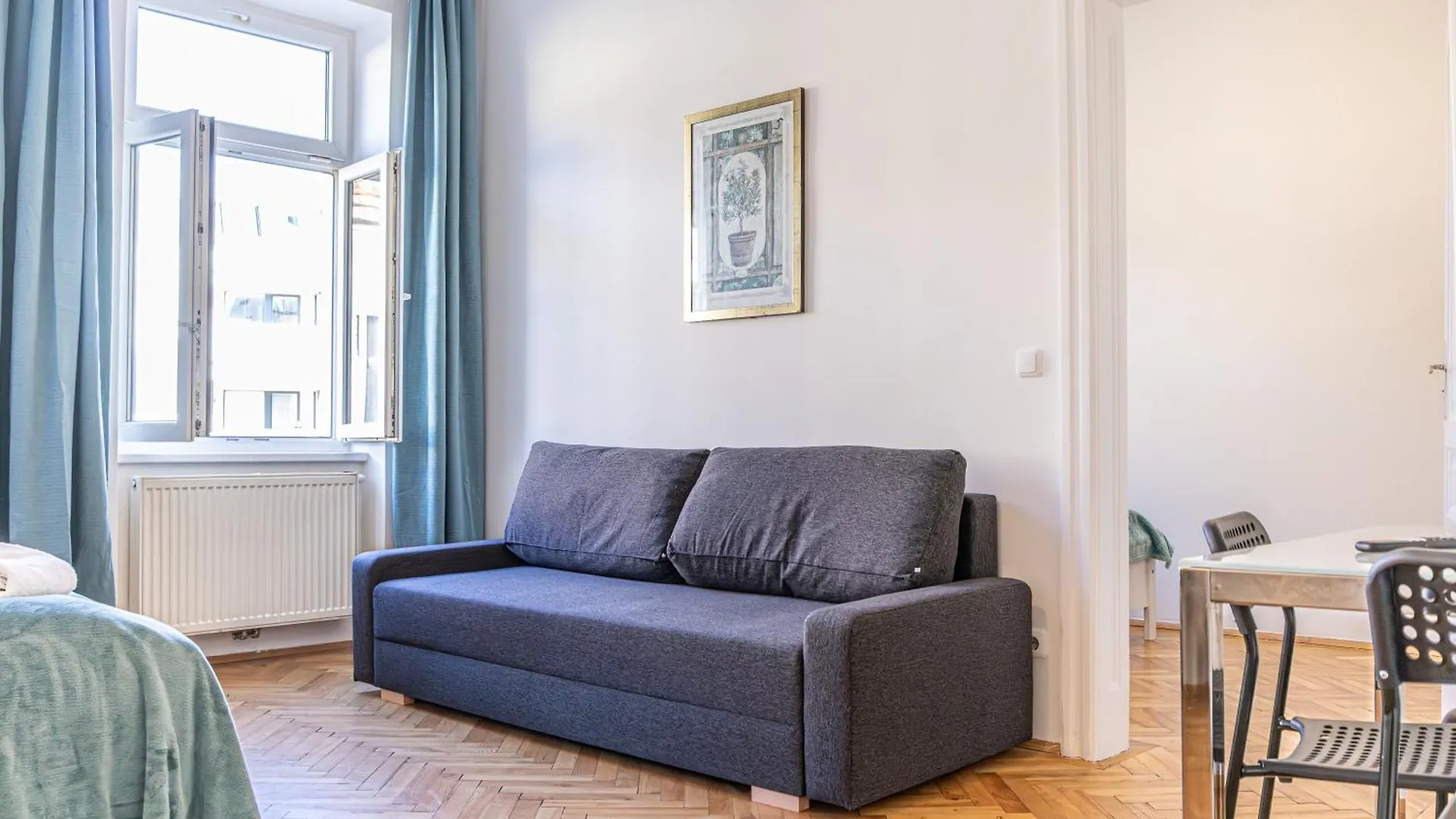 City Chic: Spacious 2 Bedroom Hideaway With Local Flair Вена Апартаменты